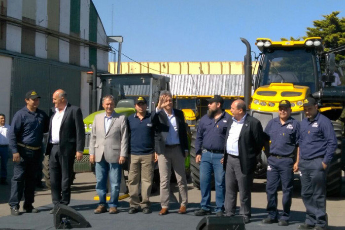 Pauny vendió su tractor número 15.000 y el presidente Mauricio Macri visitó su Planta en las Varillas.